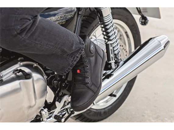 triumph urbane boot