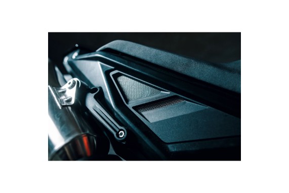 KTM 790 DUKE Endschalldämpfer-Halter Studioansicht | Eloxal-Oberfläche und geringes Gewicht