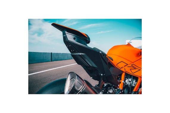 KTM 990 RC R Soziussitzbank-Abdeckung | montiert orange Heckansicht | PowerParts