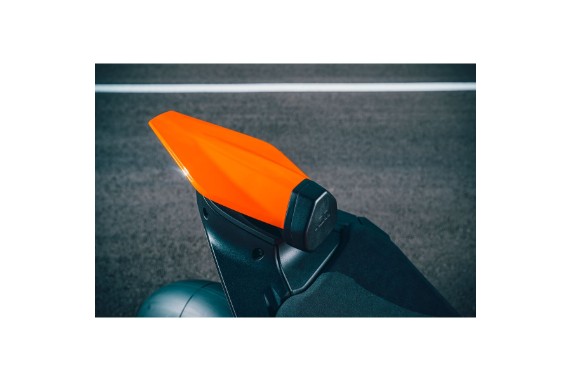 KTM 990 RC R Soziussitzbank-Abdeckung | montiert orange Heckansicht | PowerParts