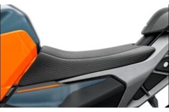KTM Sitzbank montiert auf 390 Duke 2024 | Niedrige Sitzhöhe für besseres Handling