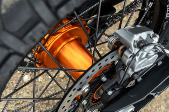pho_pp_mon_652307_my25_ktm_890_adventure_r___details_ktm_890_adventure_r__sall__awsg__v1