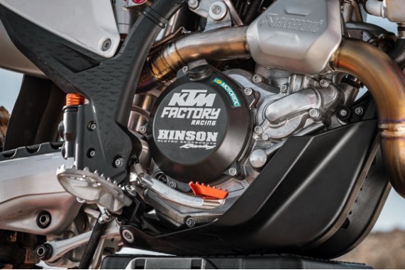 pho_pp_mon_a48030926000_hinson_outer_clutch_cover_mounted__sall__awsg__v1