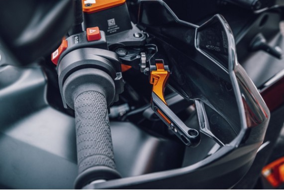 pho_pp_nmon_509879_my23_ktm_890_smt_details___parts_details_parts_04_studio__sall__awsg__v1