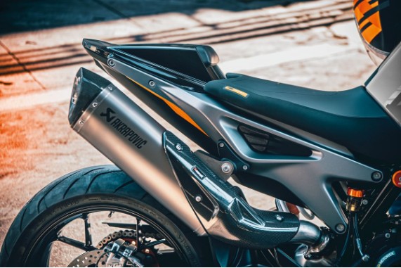 Sport Schalldämpfer | Akrapovic | "Slip-on Line" | 790 & 890 Duke | titan