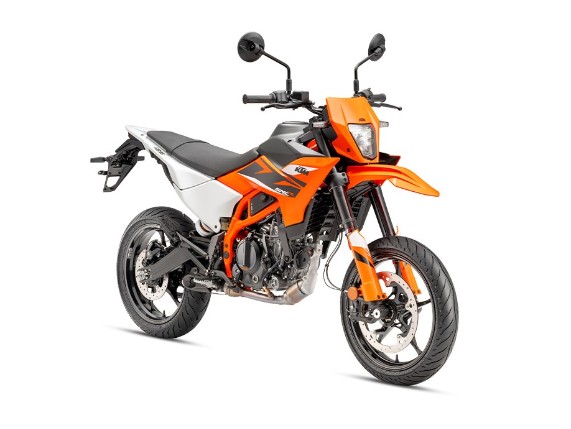 0015015 KTM 125 SMCR 125cc Supermoto Schrägansicht - markante Linien