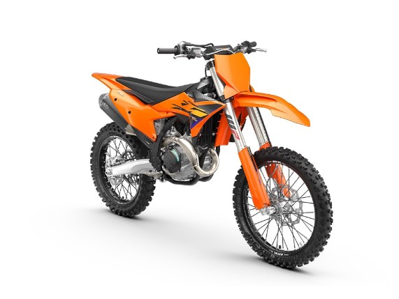 Bereit für den Angriff: Die aggressive Linienführung der KTM 450 SX-F 2026 zeigt ihre Rennsport-DNA. Deine Sieger-Maschine wartet bei KTM Team West