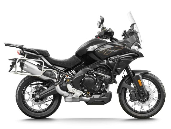 CFMOTO 700MT Nebula Black links vorne - Schwarzer Touring-Allrounder mit Stil
