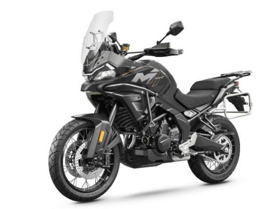 CFMOTO 700MT Nebula Black rechts seitlich - Design trifft Power in edlem Schwarz