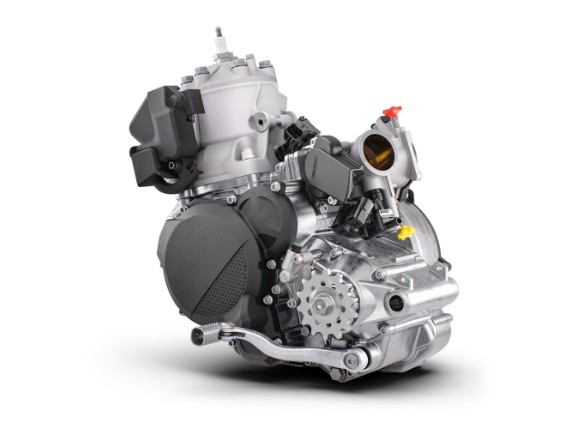 Detailfoto des leichten 2-Takt-Motors der KTM 250 SX 2026. Mit EFI für explosive Leistung und konkurrenzlosen Vortrieb auf jeder Motocross-Strecke