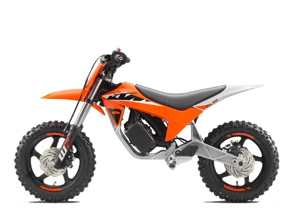 Diese Seitenansicht zeigt die aerodynamische und sportliche Silhouette der KTM SX-E 2, perfekt geeignet für junge Motocross-Fahrer