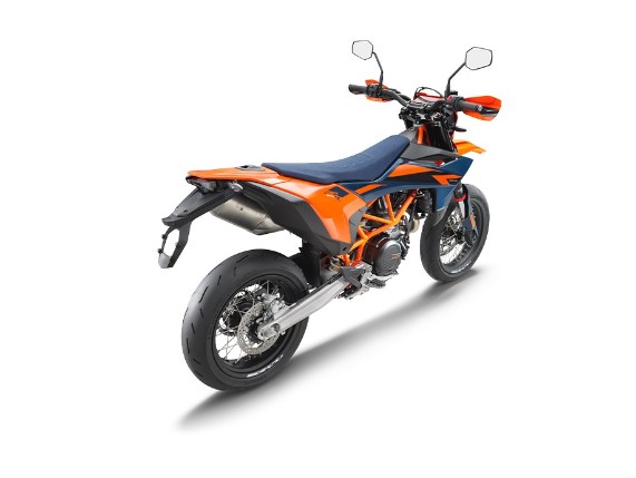 Ein Heck, das zum Driften einlädt: Das Design der KTM 690 SMC R 2026 mit neuem 12,7-Liter-Tank unterstreicht ihren Supermoto-Charakter