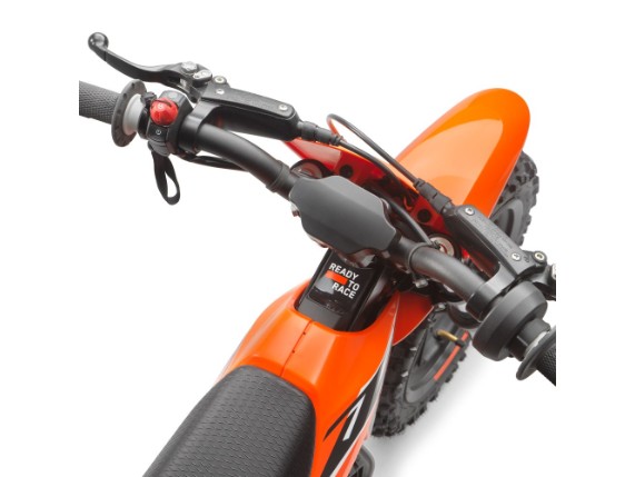 Ergonomisch gestalteter Lenker mit Bedienelementen, die speziell für kleine Fahrer optimiert sind, bieten Komfort und Kontrolle