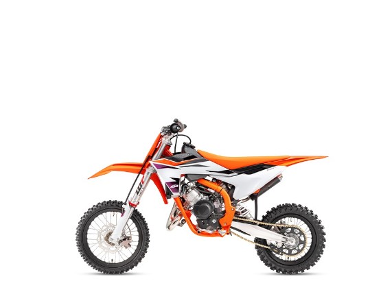 Gebaut, um mitzuwachsen: Die höhenverstellbare KTM 65 SX 2026 ist die perfekte Rennmaschine für junge Talente. Erhältlich bei KTM Team West