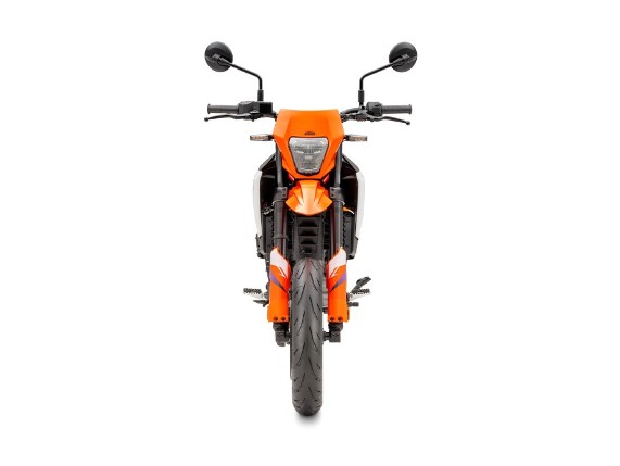 KTM 125 SMC 2025, KTM 125 SMCR Supermoto Frontansicht - sportlicher Look