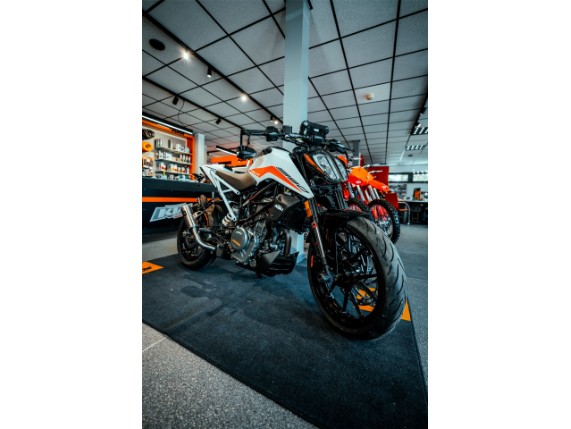 KTM 390 Duke Team West Edition,