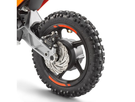 Robuste 10-Zoll-Räder und KENDA-Motocross-Reifen, die perfekten Grip und Stabilität auf jedem Untergrund gewährleisten