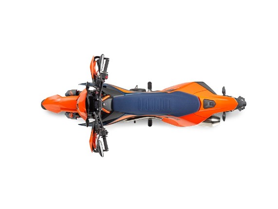 Schlank, agil, kompromisslos: Die KTM 690 SMC R 2026 von oben. Perfekte Ergonomie für maximale Kontrolle und grenzenlosen Fahrspaß