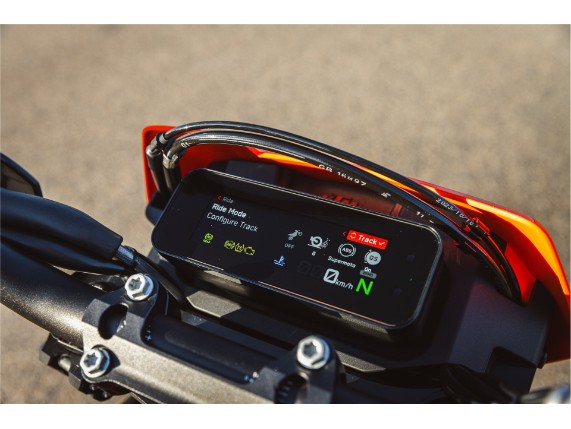 Volle Kontrolle: Das neue 5-Zoll TFT-Display der KTM 690 SMC R 2026. Alle Ride Modes und Fahrinformationen gestochen scharf im Blick