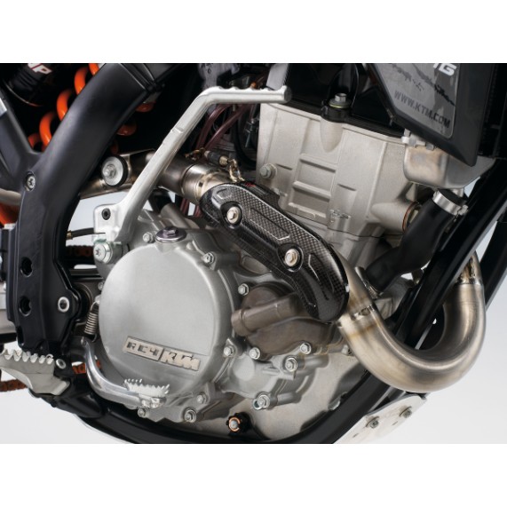 pho_pp_mon_sxs07250535_mr_sxs_exhaust_guard_carbon__sall__awsg__v1