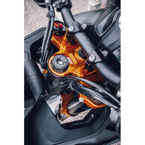 pho_pp_nmon_509878_my23_ktm_890_smt_details___parts_details_parts_04_studio__sall__awsg__v1