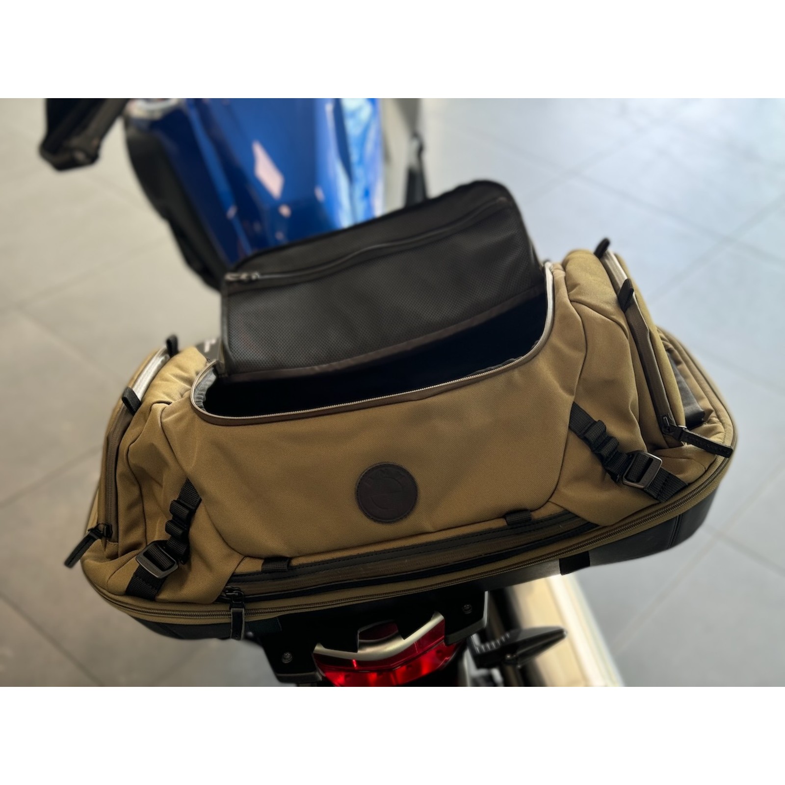 VODHXA Motorrad Hecktasche Für BMW CE 04 2024 - Wasserdichtes Leder Design - Schwarz/Braun
