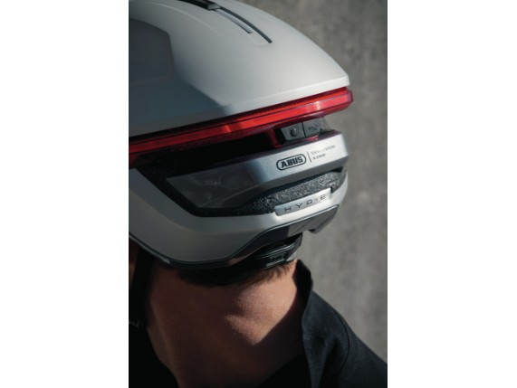 40941_HYP-E_gleam_silver_Lifestyle_1319_SK_3