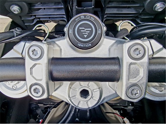 VOGE 900 DS-X, 0004394
