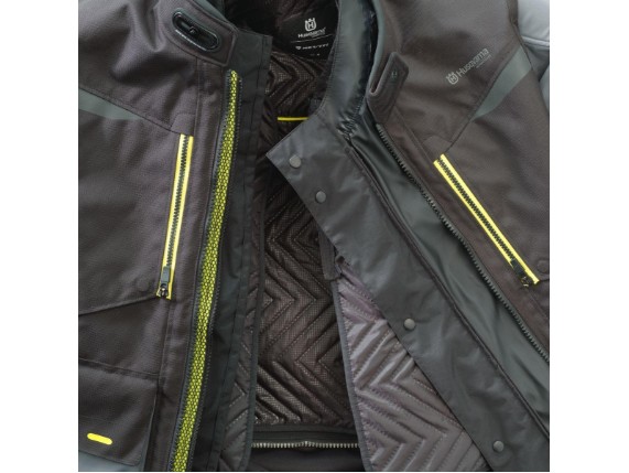 PHO-HS-CLOSEUP-94012-3HS22004240X-SCALAR-WP-JACKET-DETAIL-INNENJACKE-SALL-AWSG-V1