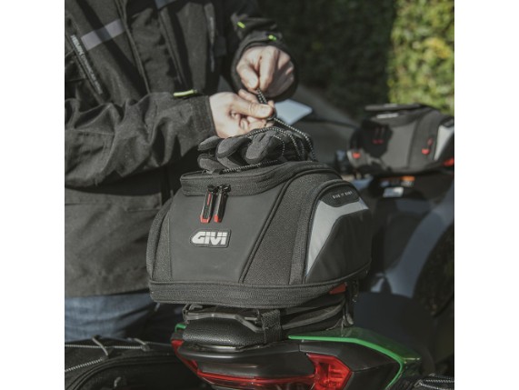 EASY07_tanklock-bag_ambient_002_givi_kawasaki-z900-25