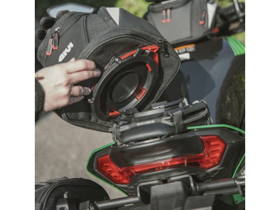 EASY07_tanklock-bag_ambient_008_givi_kawasaki-z900-25