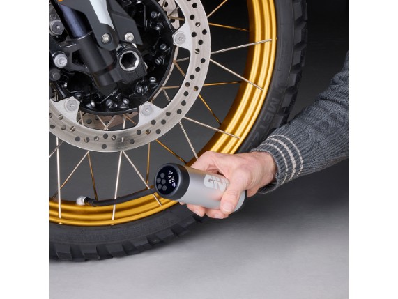 S502_rechargeable-battery_mounted-on_motorcycle_givi