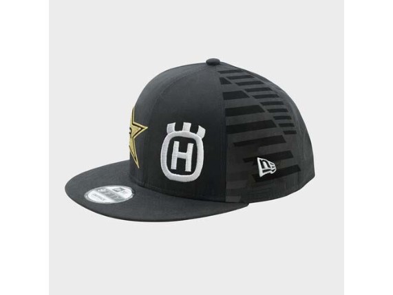 pho_hs_pers_vs_139681_3rs24003690x_replica_team_flat_cap_side_fertig_rockstar__sall__awsg__v2