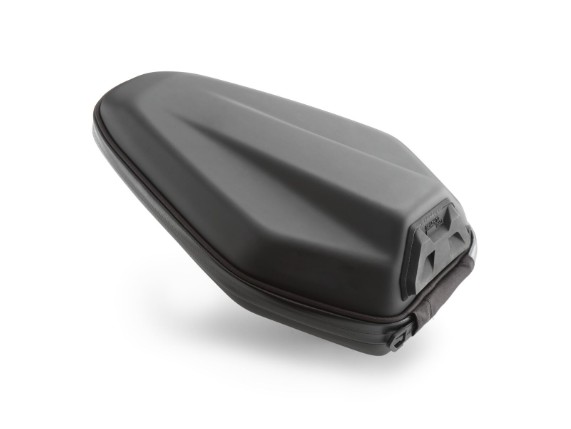 pho_pp_nmon_626274_a67412973000_pillion_seat_bag_var_studio_pictures_street__sall__awsg__v1