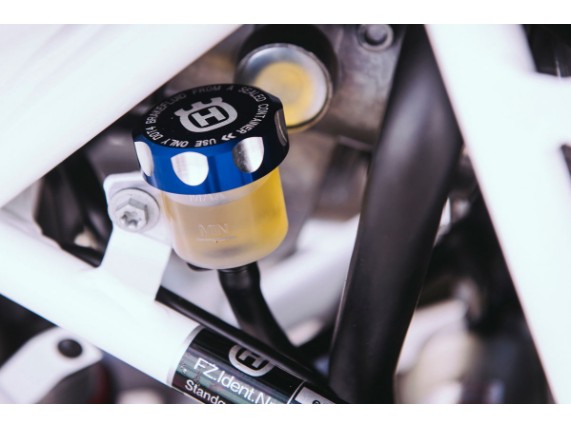 pho_hp_mon_27013962000_rear_brake_reservoir_cap_mounted__sall__awsg__v1