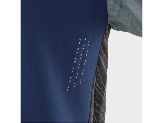 pho_hs_highlight_93979_3hs22001360x_gotland_shirt_blue_detail_perforierung__sall__awsg__v1
