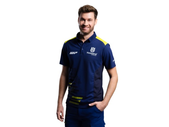 pho_hs_pers_vs_3hs24003740x_team_polo_onmodel_side__sall__awsg__v1