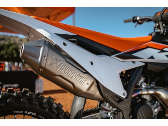 pho_pp_mon_a48005979000_a46005979000_akrapovic_slip_on_line_mounted__sall__awsg__v1