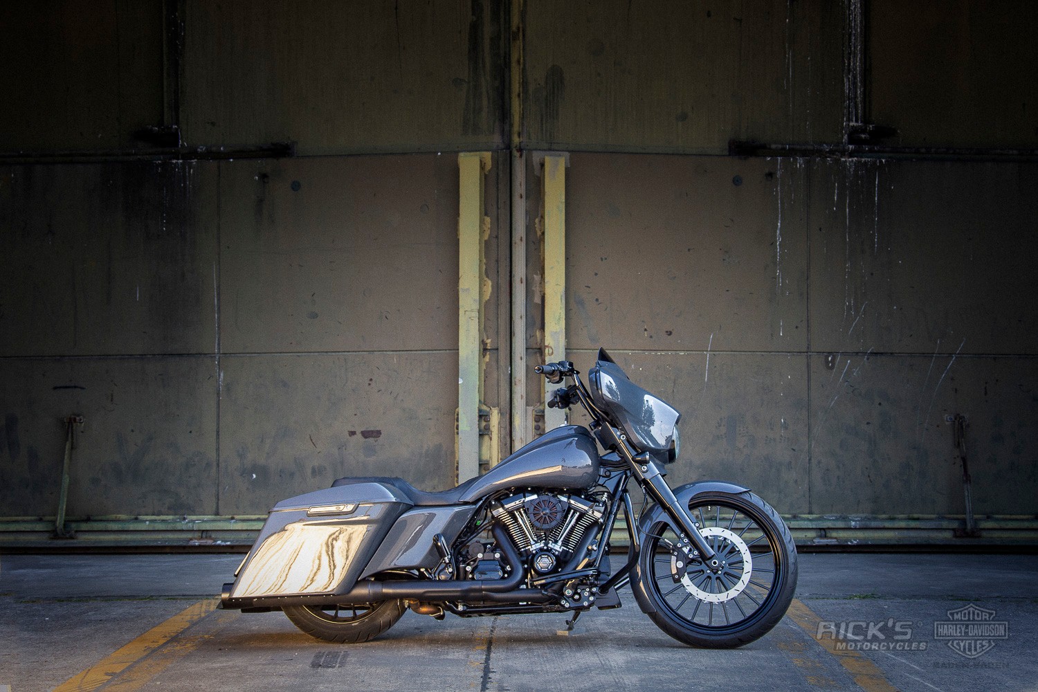 Harley-Davidson_Street_Glide-Custom-Ricks009