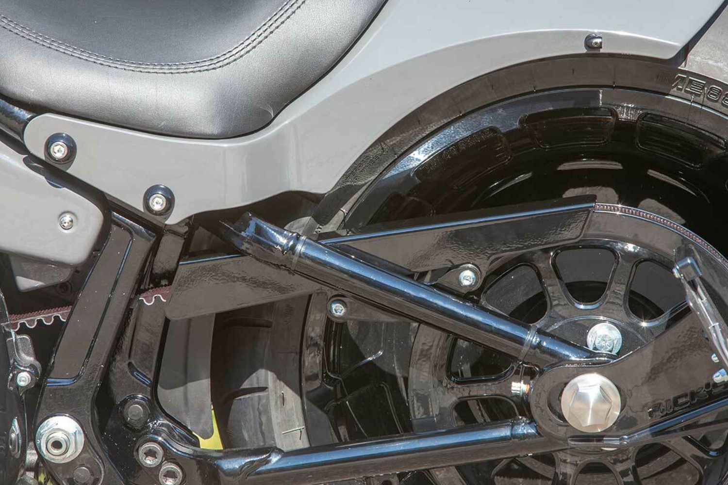 Ricks Harley-Davidson FXDR Beltabdeckung Riemenschutz schwarz matt 