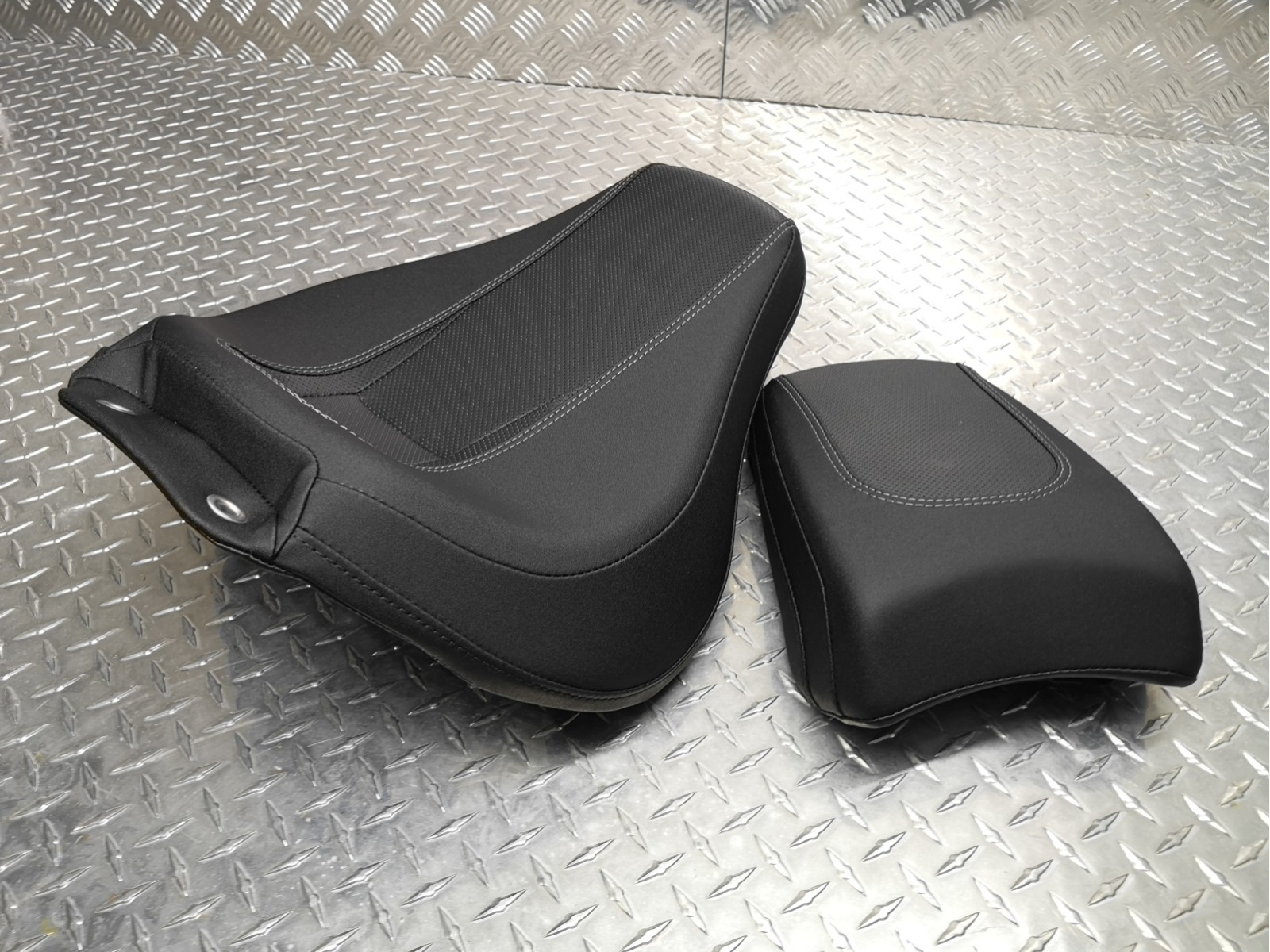 Harley-Davidson seat rider + passenger H-D OEM Breakout