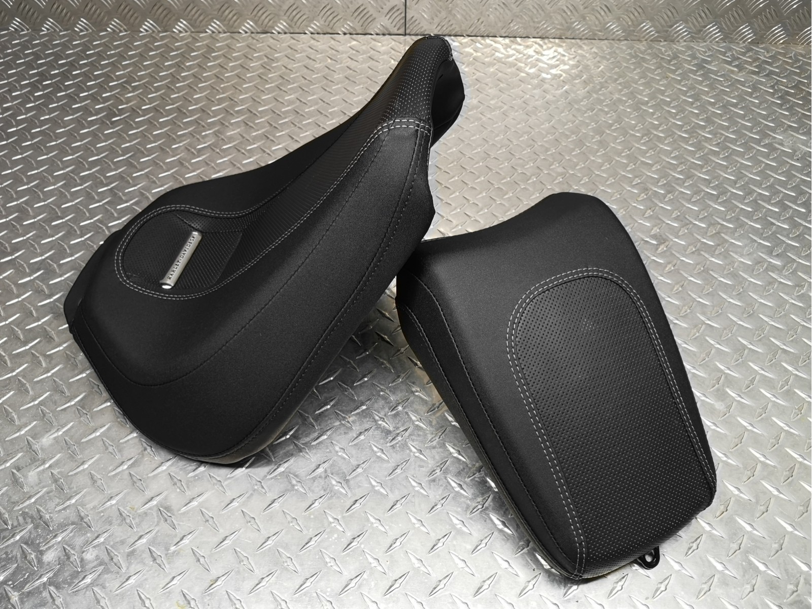 Harley-Davidson seat rider + passenger H-D OEM Breakout