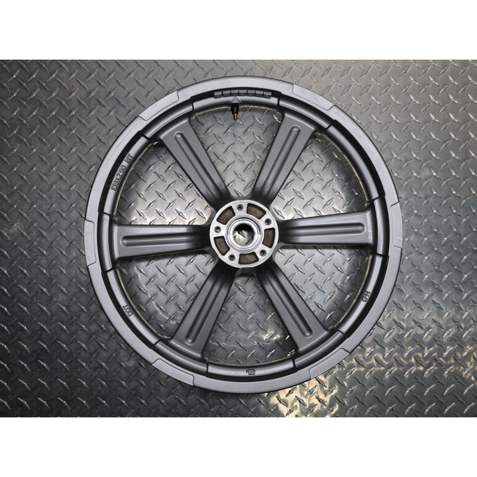 Harley-Davidson Softail standard rim front wheel OEM43300948
