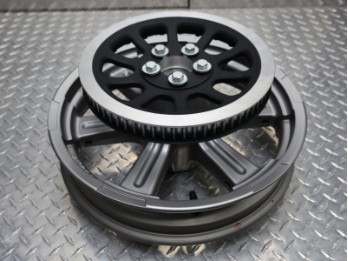 Softail Standard rear wheel with sprocket 40900925