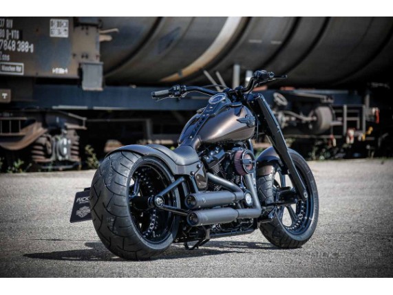 Harley-Davidson_Fat_Boy_-_Milwaukee_8_-_brown-001