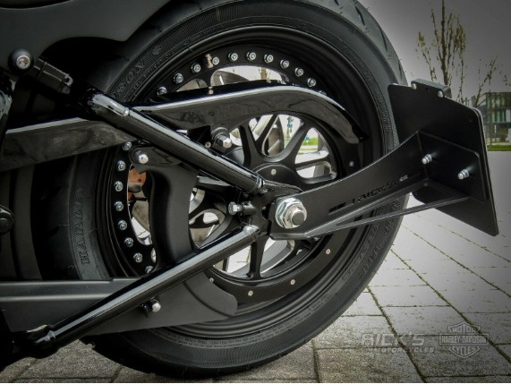Ricks-Harley-Softail-00-07-seitlich-Kennzeichenhalter-matt-schw-TVABE-DE-283379037898-3