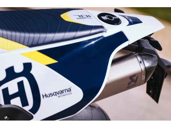 pho_hp_mon_27005979000_27007908000_akrapovic_slip_on_fuel_cap_mounted__sall__awsg__v1