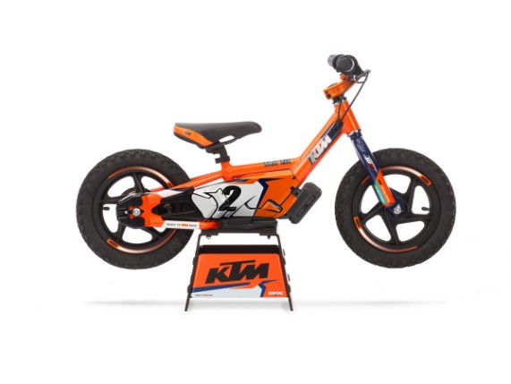 416363_MY22 KTM 12eDRIVE with stand _90_ right_