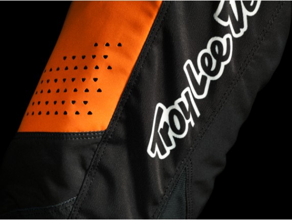 pho_pw_closeup_3pw192240x_se_slash_pants_pants_black_close_up_1__sall__awsg__v1