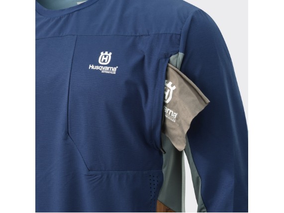 pho_hs_closeup_118508_3hs23001010x_gotland_shirt_blue_detail_1__sall__awsg__v1